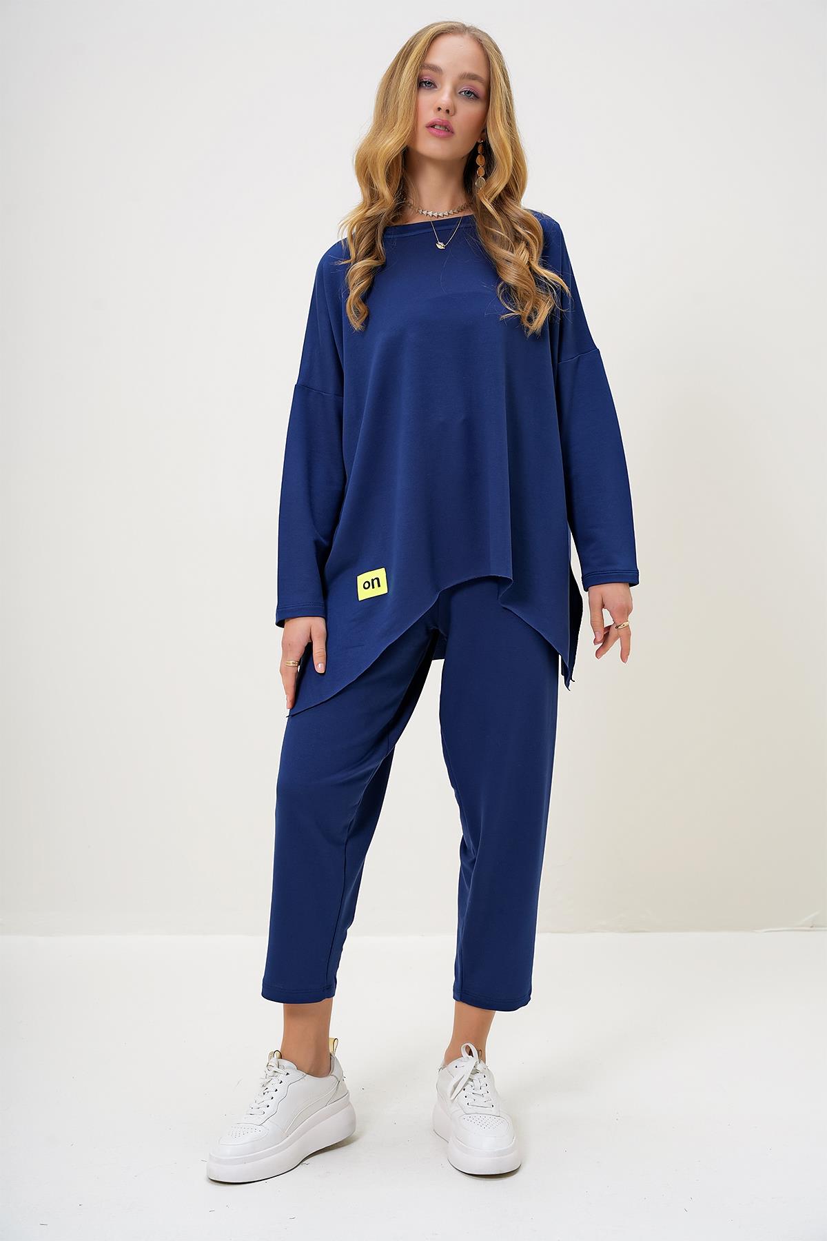 BİSİKLET YAKA ASİMETRİK KESİM ARMA DETAYLI OVERSİZE SWEATSHIRT VE PANTOLON TAKIM - Lacivert