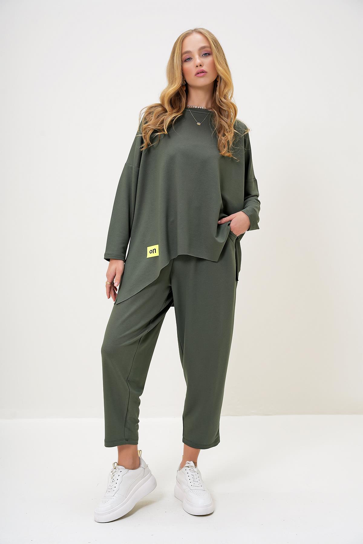 BİSİKLET YAKA ASİMETRİK KESİM ARMA DETAYLI OVERSİZE SWEATSHIRT VE PANTOLON TAKIM - HAKİ