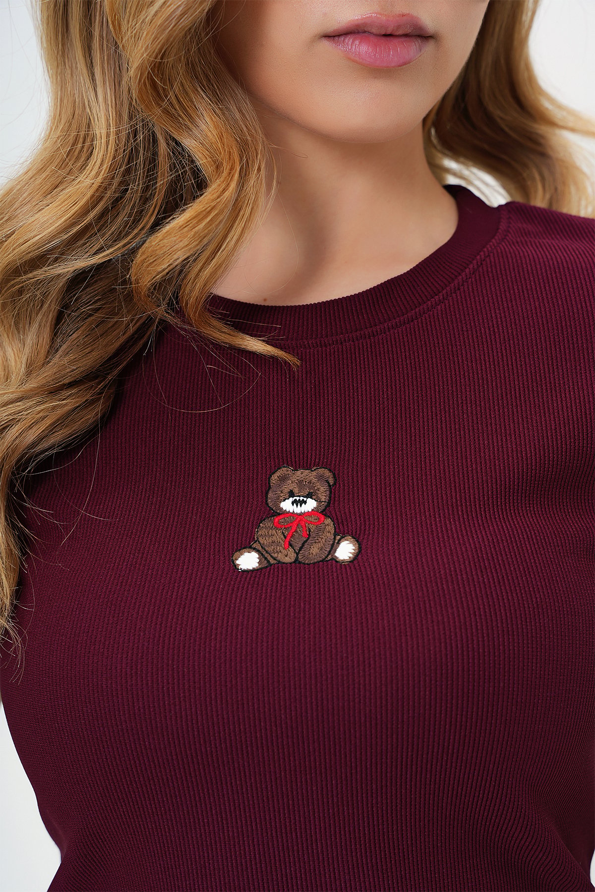 BİSİKLET YAKA AYICIK BASKILI CROP BLUZ - BORDO