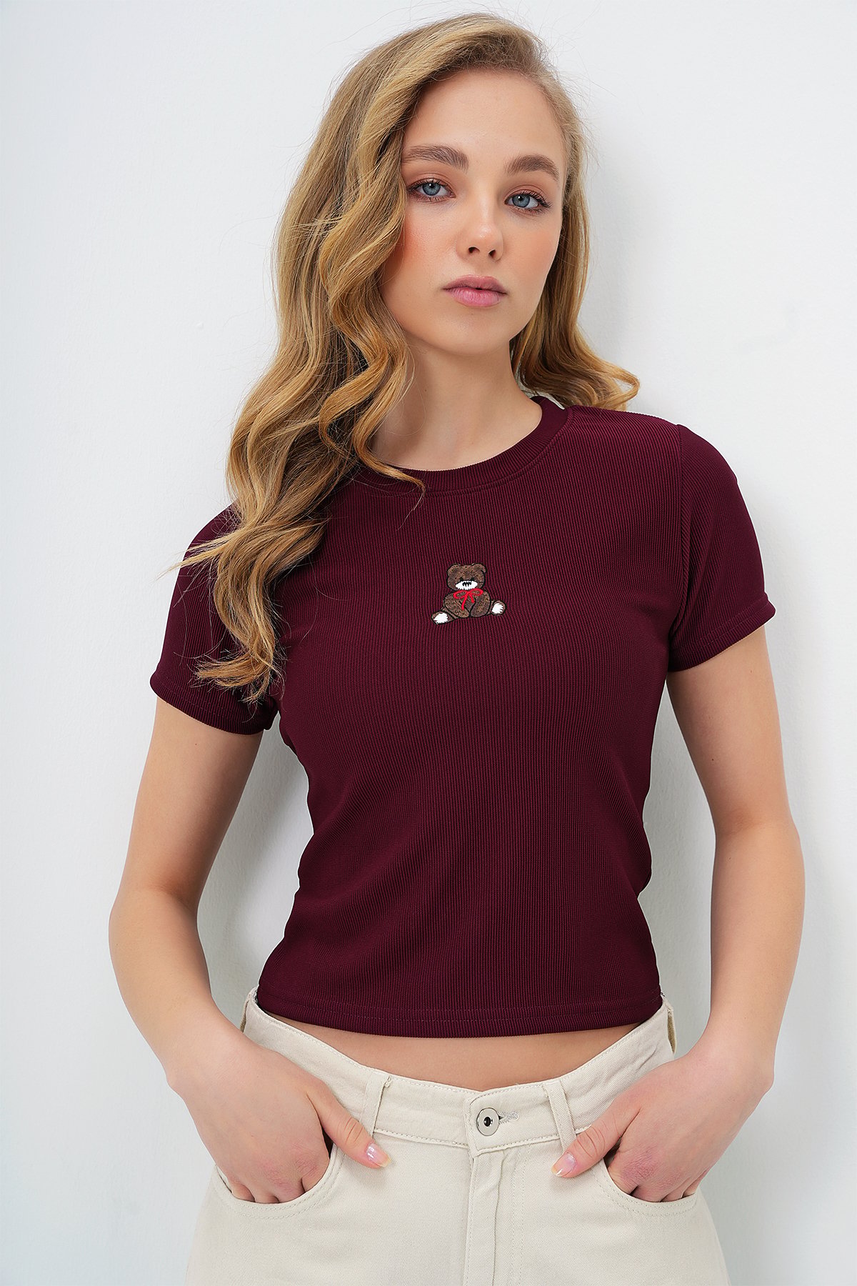BİSİKLET YAKA AYICIK BASKILI CROP BLUZ - BORDO