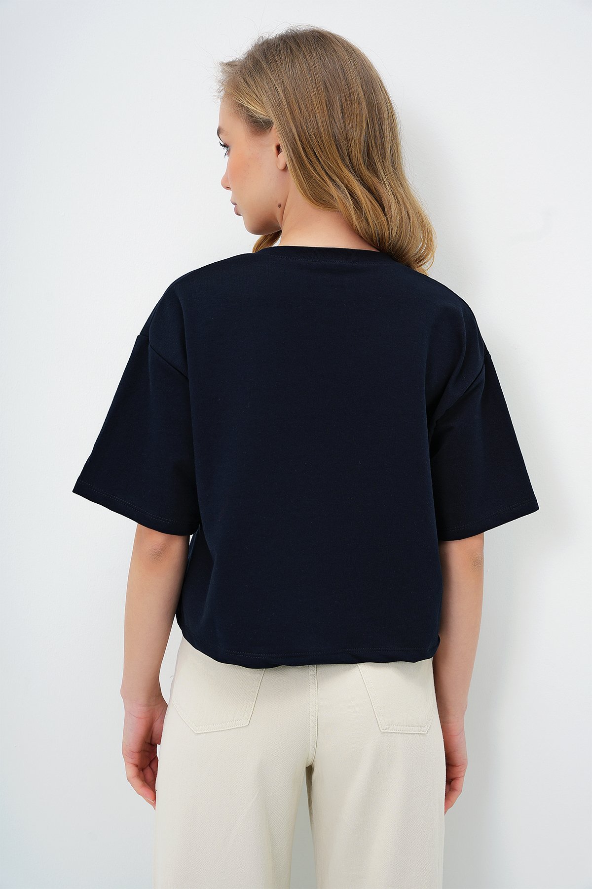 BİSİKLET YAKA AYICIK MOTİFLİ OVERSİZE CROP T-SHIRT - KOYU LACİVERT