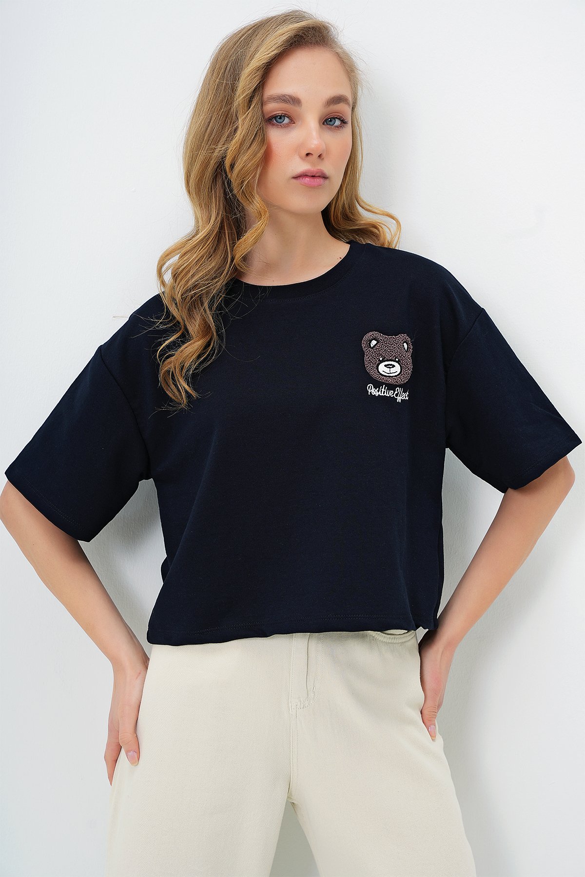 BİSİKLET YAKA AYICIK MOTİFLİ OVERSİZE CROP T-SHIRT - KOYU LACİVERT