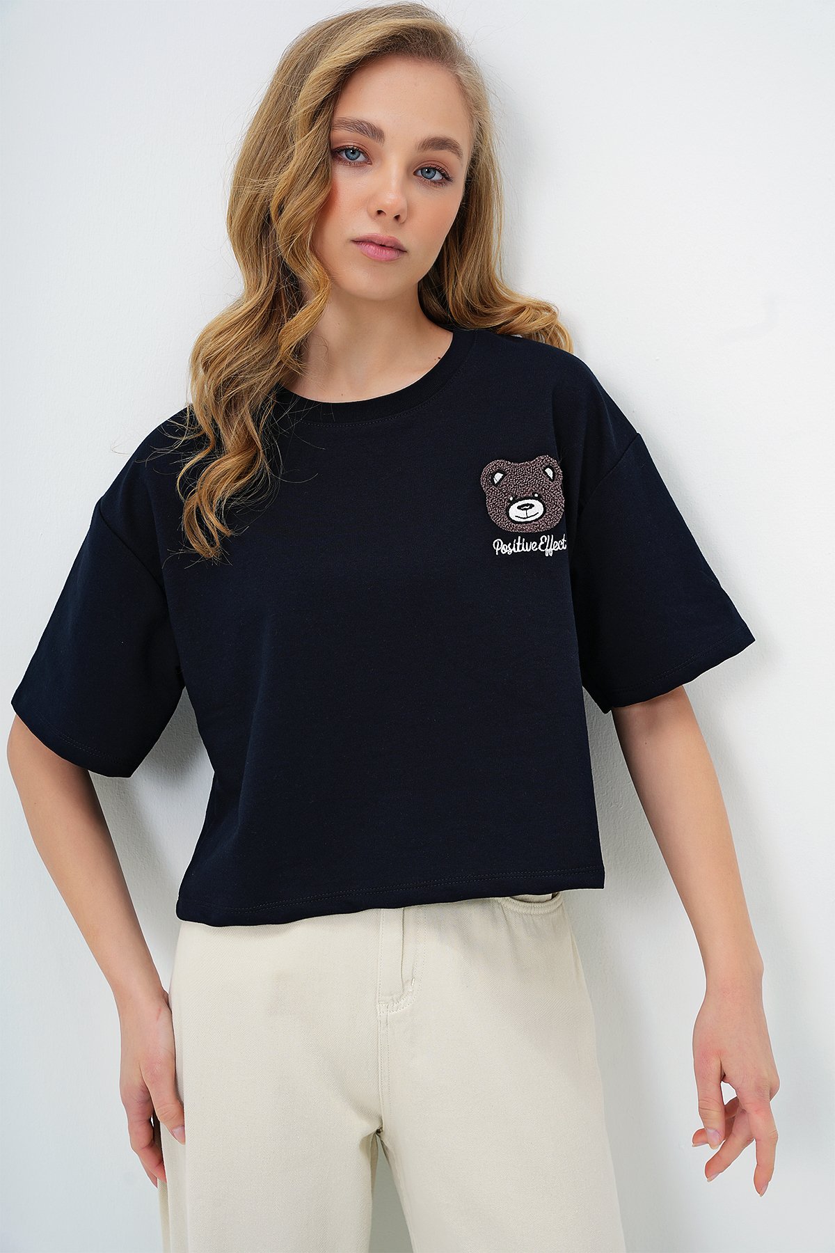 BİSİKLET YAKA AYICIK MOTİFLİ OVERSİZE CROP T-SHIRT - KOYU LACİVERT