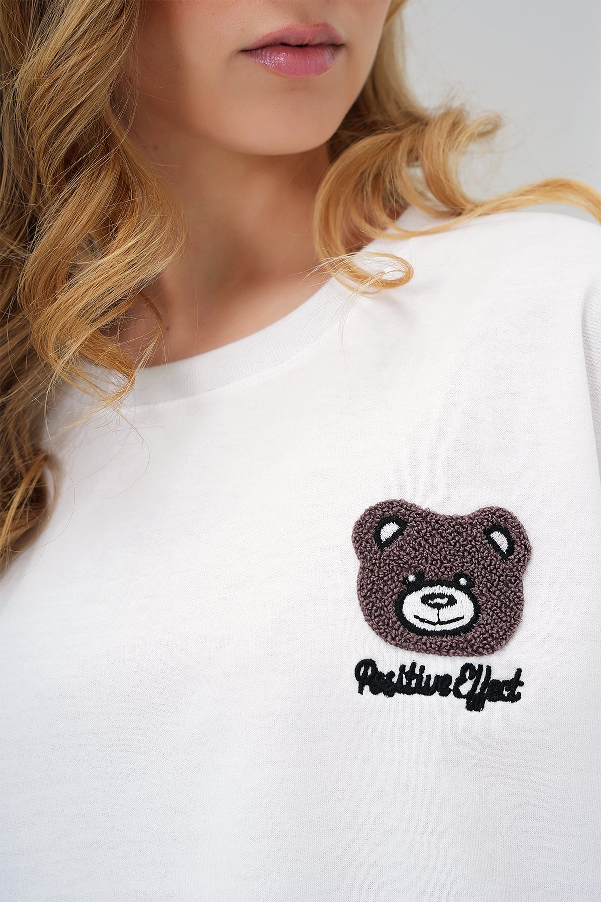 BİSİKLET YAKA AYICIK MOTİFLİ OVERSİZE CROP T-SHIRT - BEYAZ