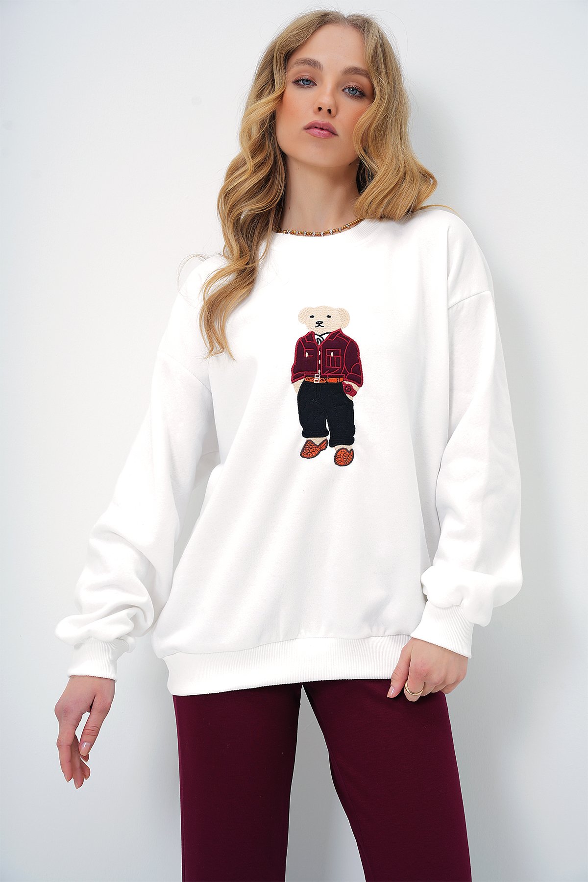 BİSİKLET YAKA AYICIK MOTİFLİ ŞARDONLU KUMAŞ KIŞLIK SWEATSHIRT - BEYAZ