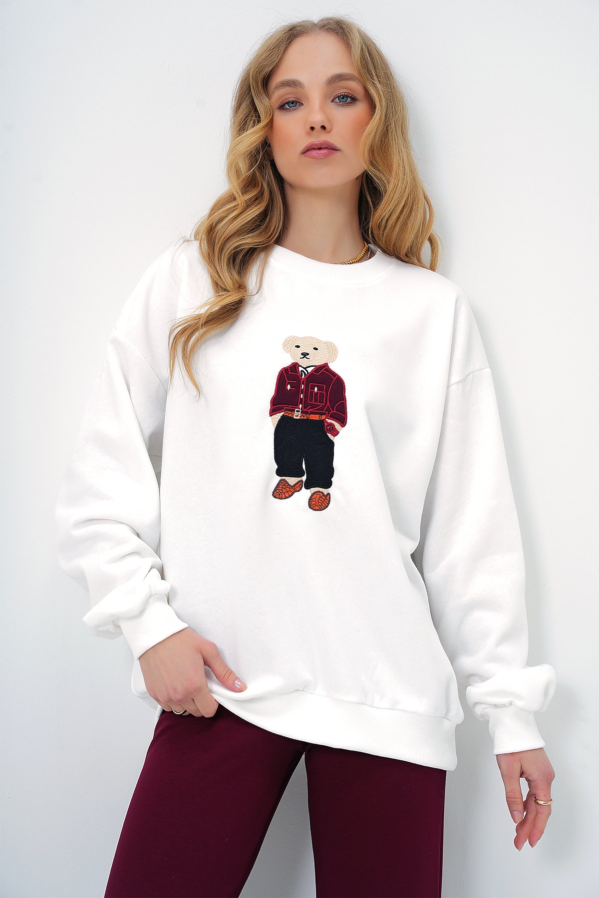 BİSİKLET YAKA AYICIK MOTİFLİ ŞARDONLU KUMAŞ KIŞLIK SWEATSHIRT - BEYAZ