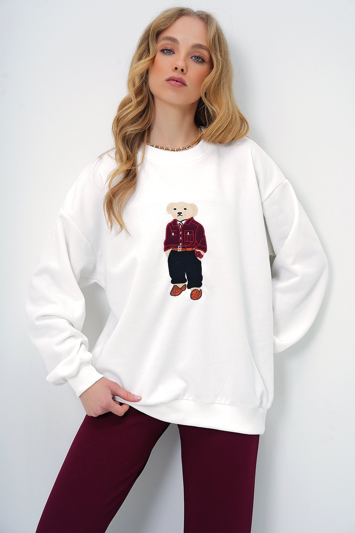 BİSİKLET YAKA AYICIK MOTİFLİ ŞARDONLU KUMAŞ KIŞLIK SWEATSHIRT - BEYAZ