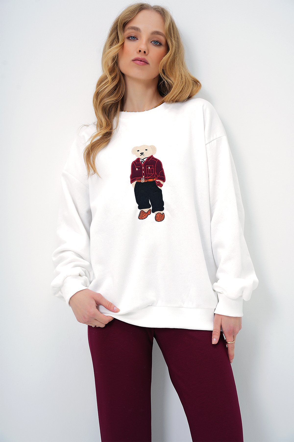BİSİKLET YAKA AYICIK MOTİFLİ ŞARDONLU KUMAŞ KIŞLIK SWEATSHIRT - BEYAZ
