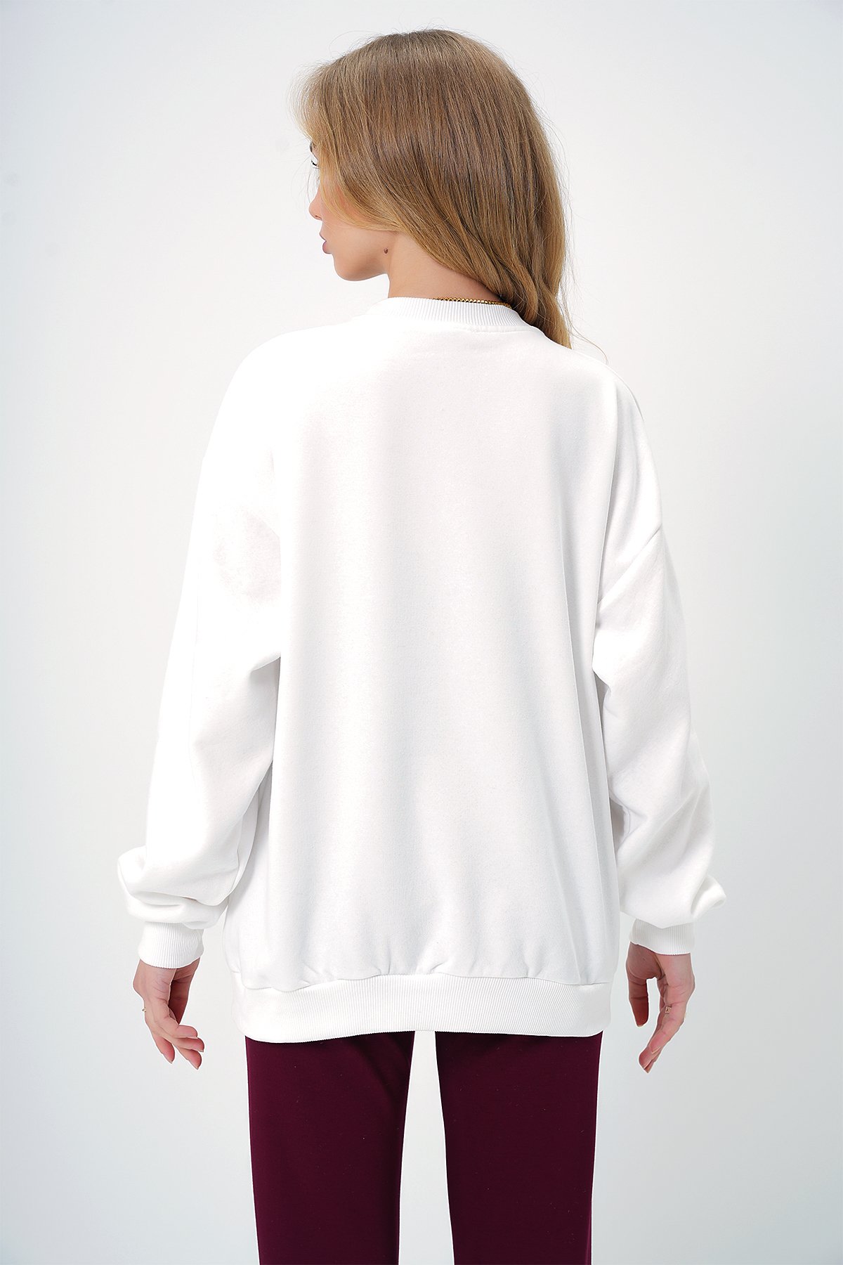 BİSİKLET YAKA AYICIK MOTİFLİ ŞARDONLU KUMAŞ KIŞLIK SWEATSHIRT - BEYAZ