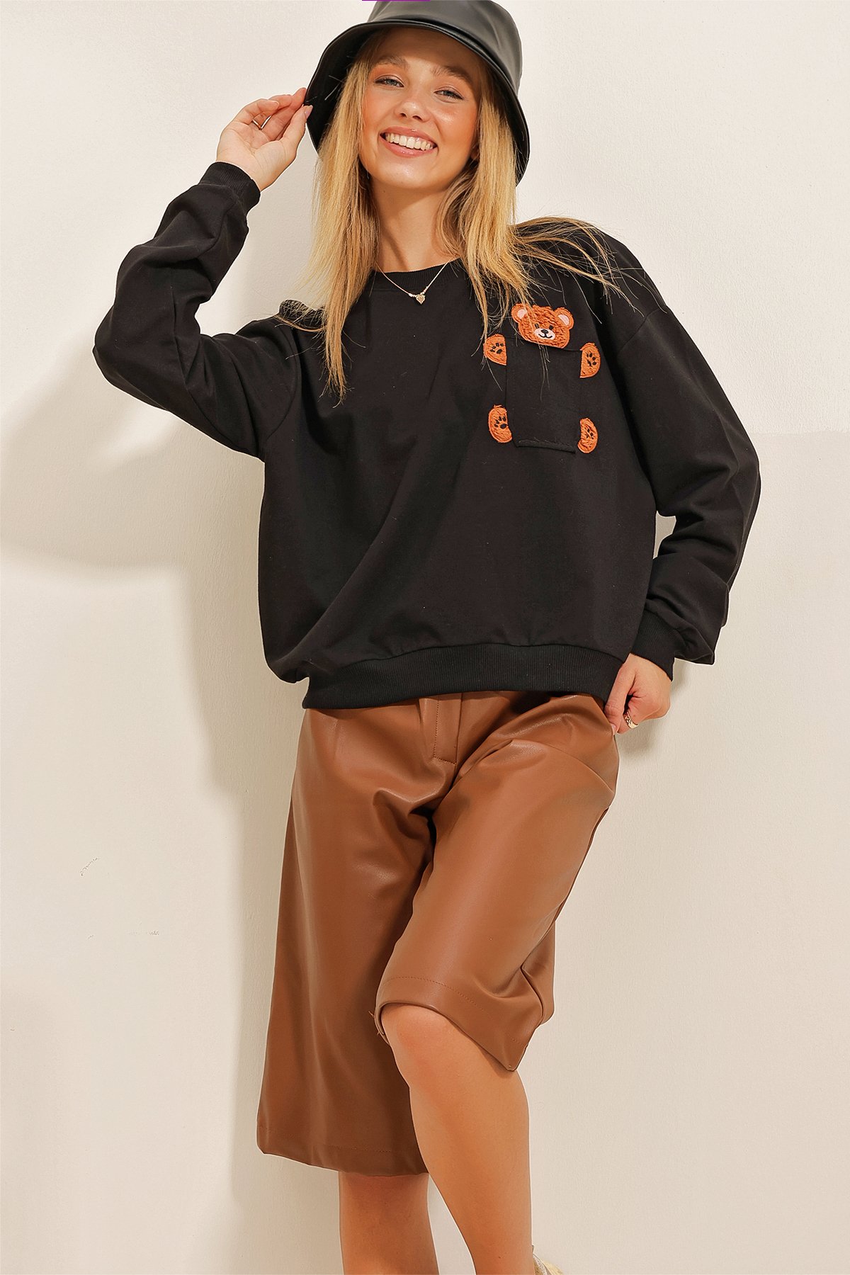 Bisiklet Yaka Ayıcık Nakışlı Cepli Sweatshirt - Siyah