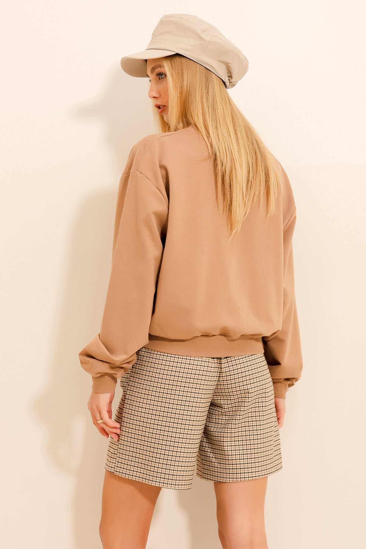 Bisiklet Yaka Ayıcık Nakışlı Cepli Sweatshirt - Camel