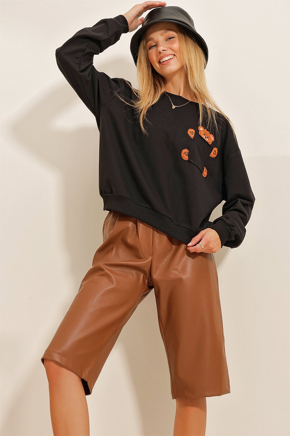 Bisiklet Yaka Ayıcık Nakışlı Cepli Sweatshirt - Siyah
