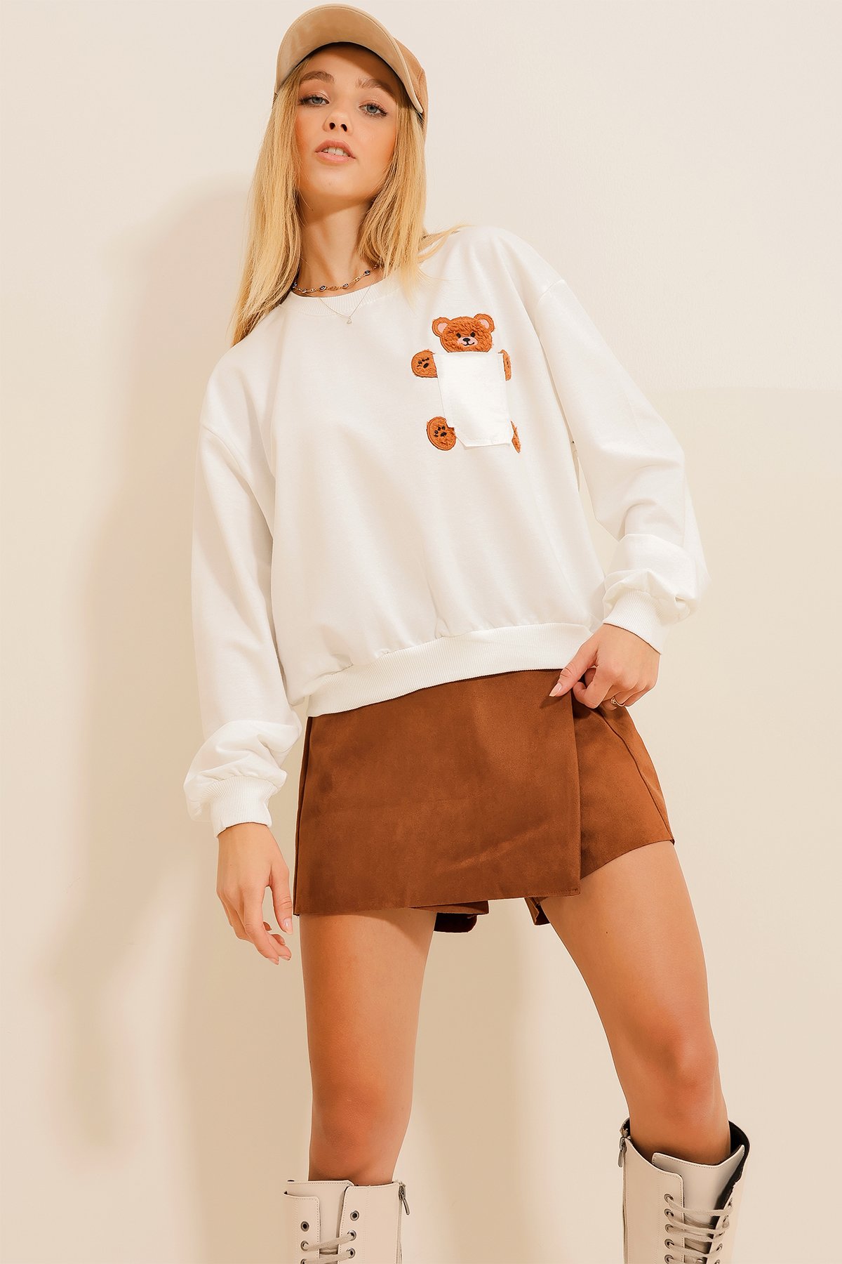 Bisiklet Yaka Ayıcık Nakışlı Cepli Sweatshirt - Beyaz