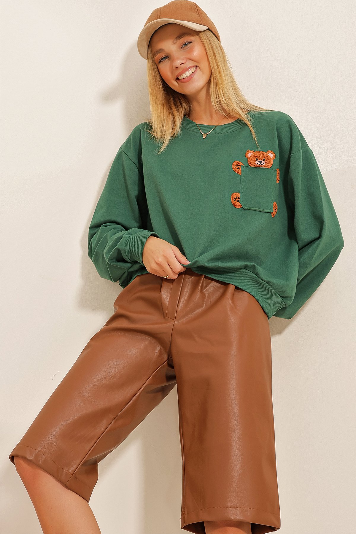 Bisiklet Yaka Ayıcık Nakışlı Cepli Sweatshirt - Yeşil