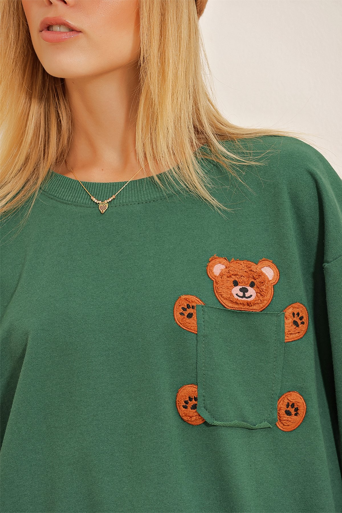 Bisiklet Yaka Ayıcık Nakışlı Cepli Sweatshirt - Yeşil