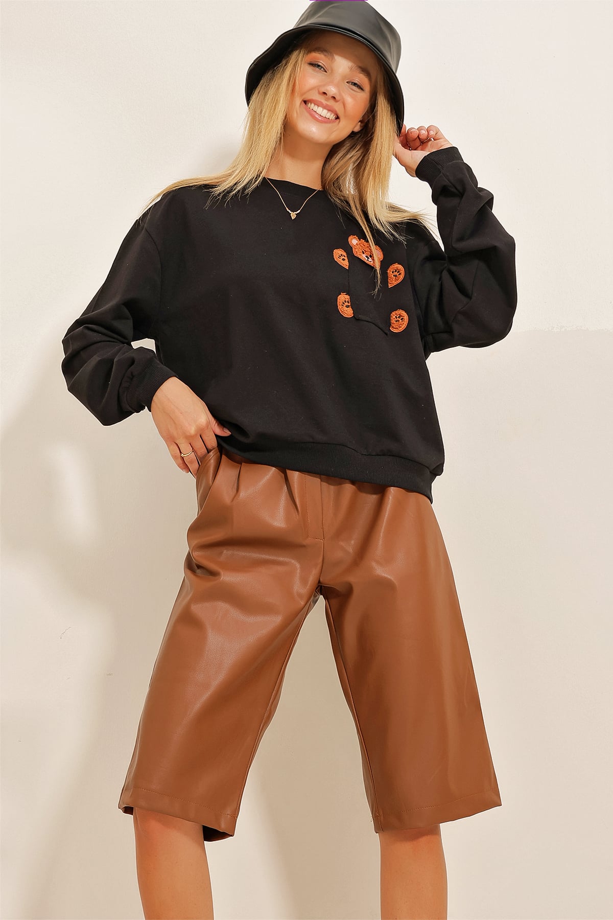 Bisiklet Yaka Ayıcık Nakışlı Cepli Sweatshirt - Siyah