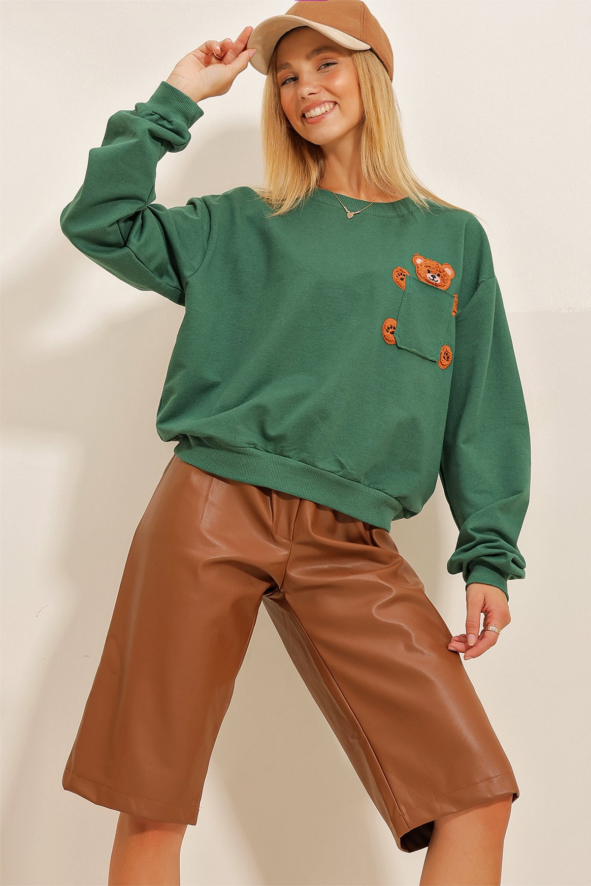 Bisiklet Yaka Ayıcık Nakışlı Cepli Sweatshirt - Yeşil