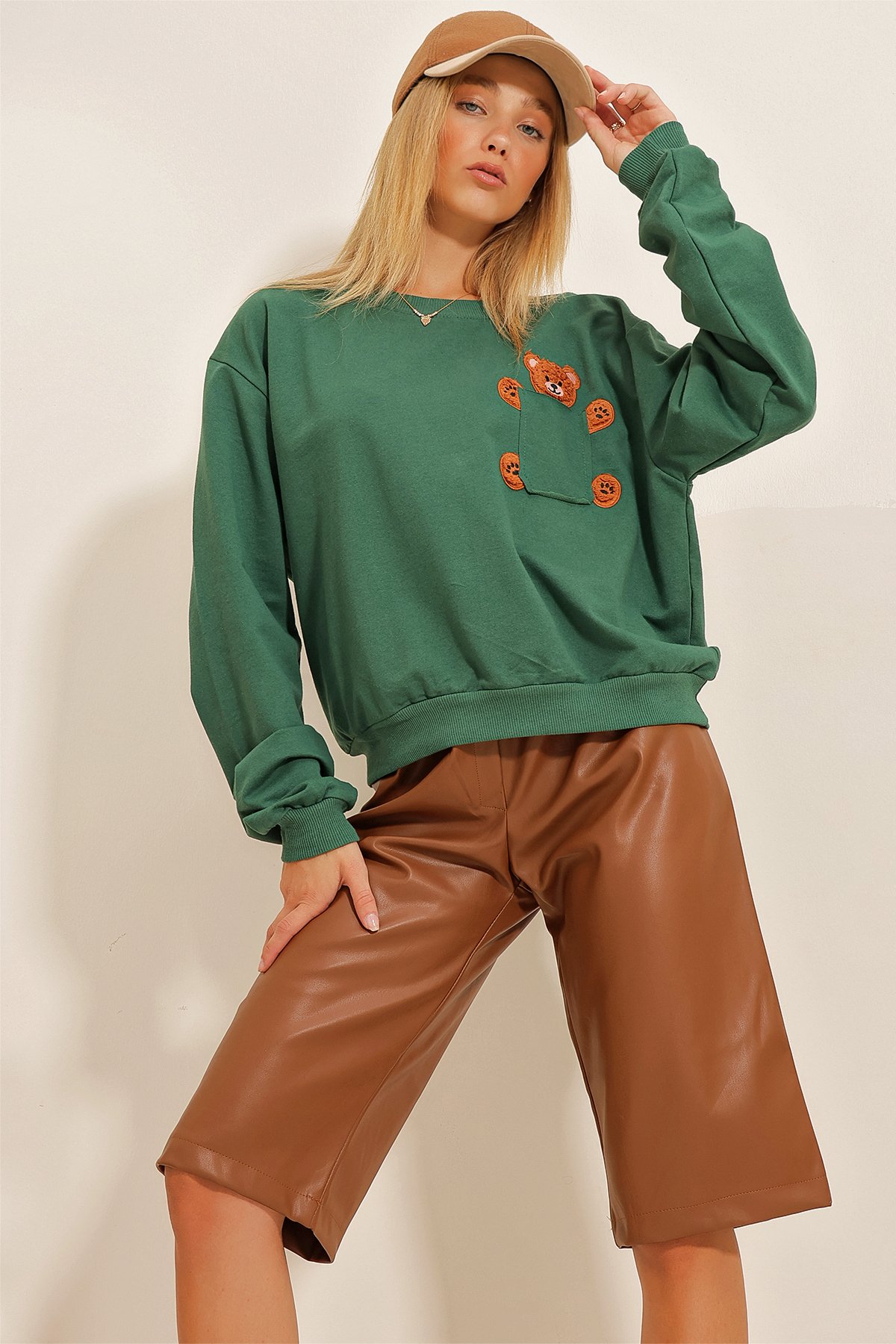 Bisiklet Yaka Ayıcık Nakışlı Cepli Sweatshirt - Yeşil