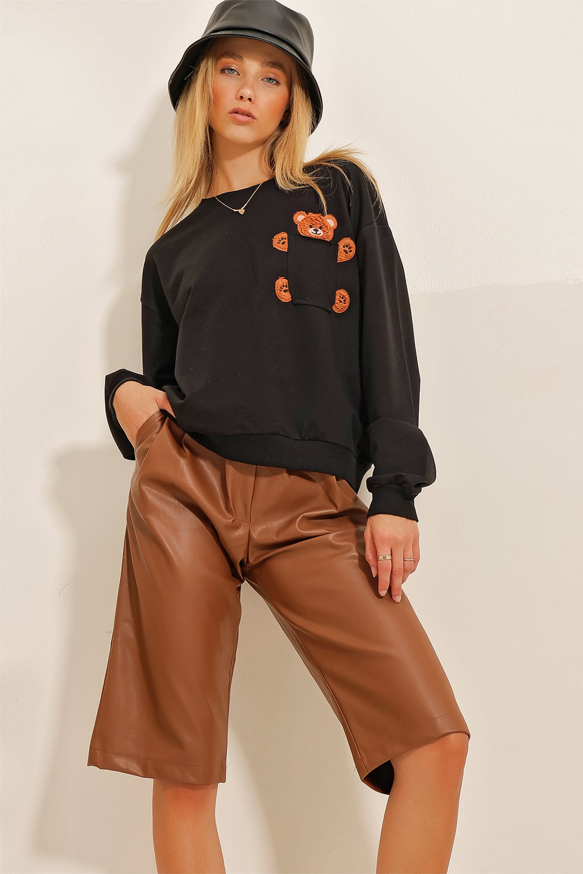 Bisiklet Yaka Ayıcık Nakışlı Cepli Sweatshirt - Siyah
