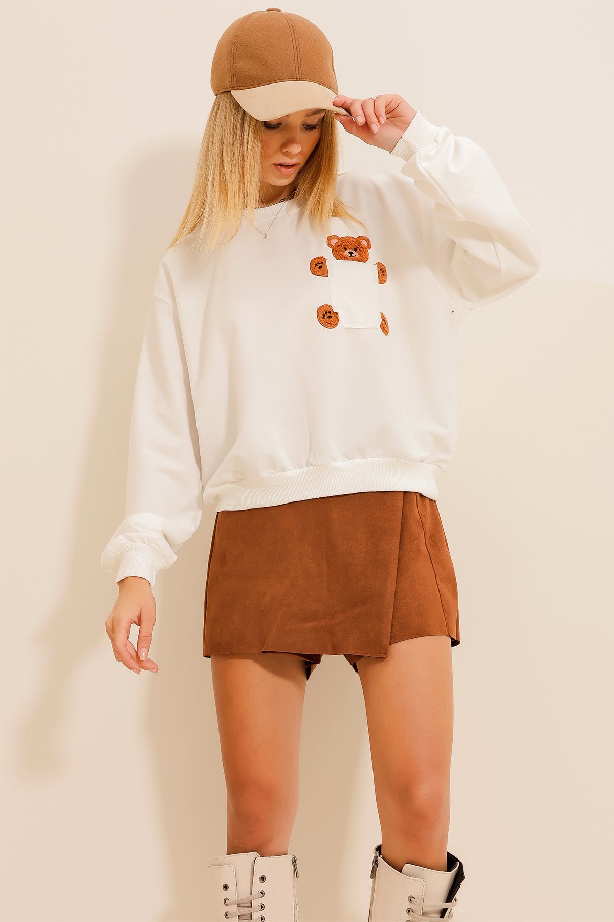 Bisiklet Yaka Ayıcık Nakışlı Cepli Sweatshirt - Beyaz