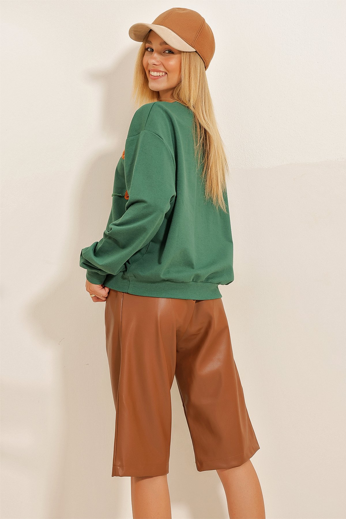 Bisiklet Yaka Ayıcık Nakışlı Cepli Sweatshirt - Yeşil