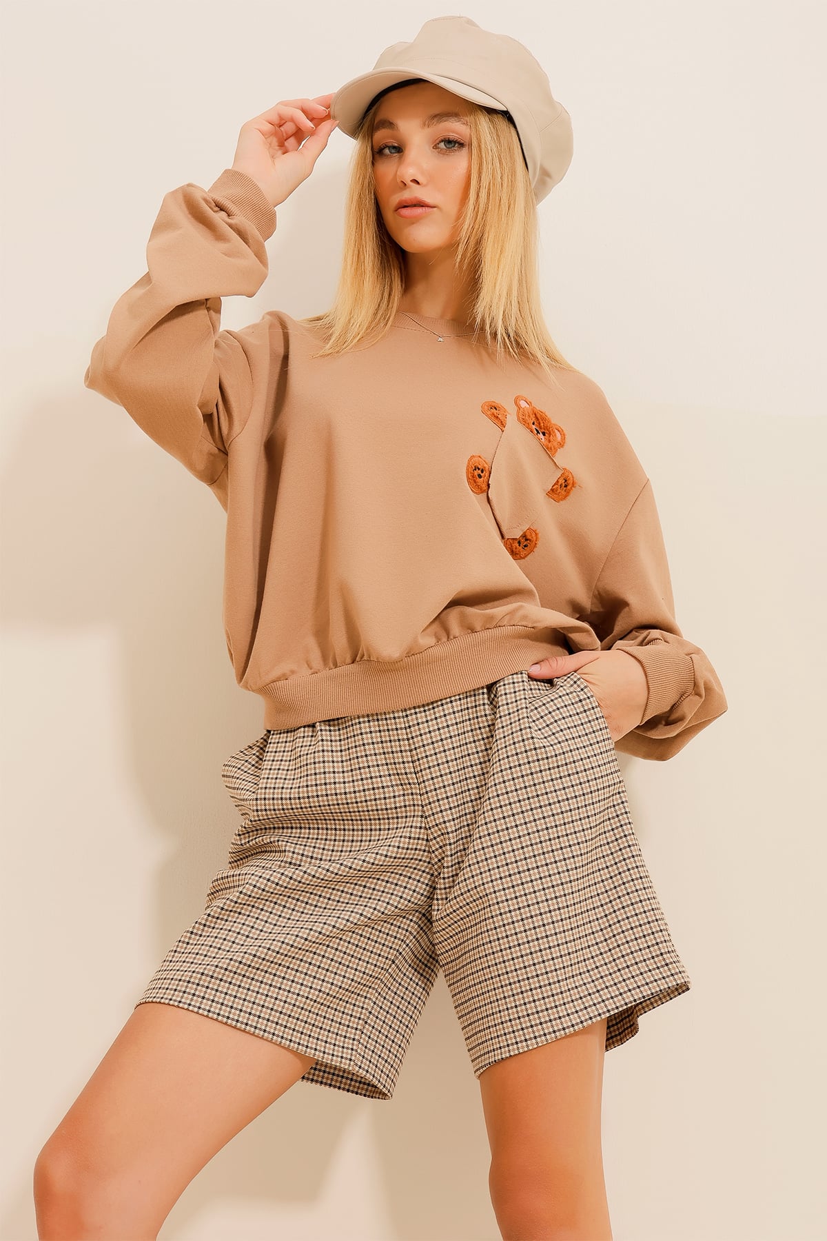 Bisiklet Yaka Ayıcık Nakışlı Cepli Sweatshirt - Camel