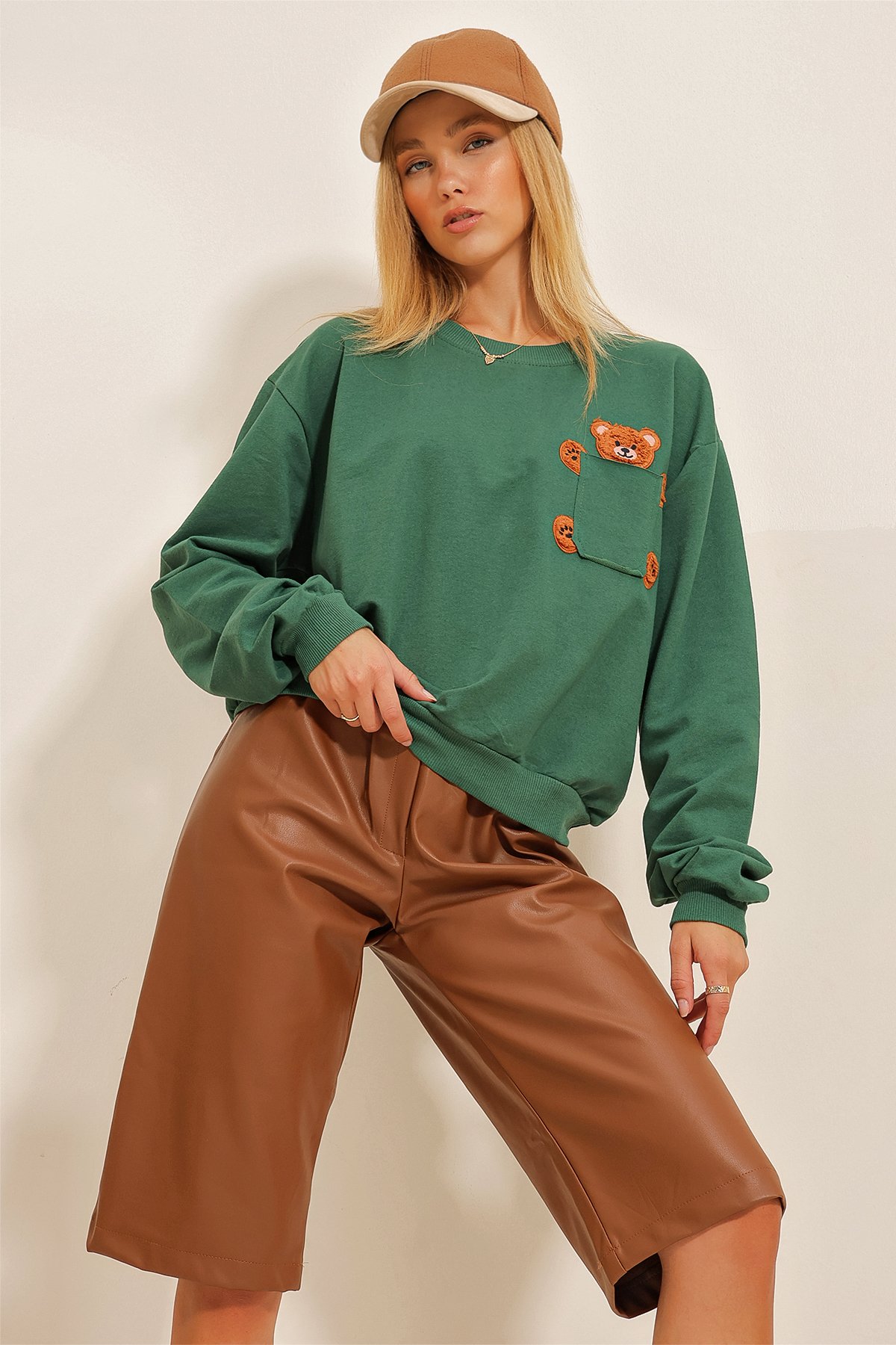 Bisiklet Yaka Ayıcık Nakışlı Cepli Sweatshirt - Yeşil