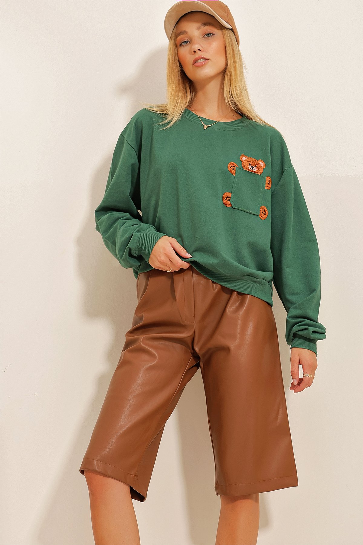 Bisiklet Yaka Ayıcık Nakışlı Cepli Sweatshirt - Yeşil