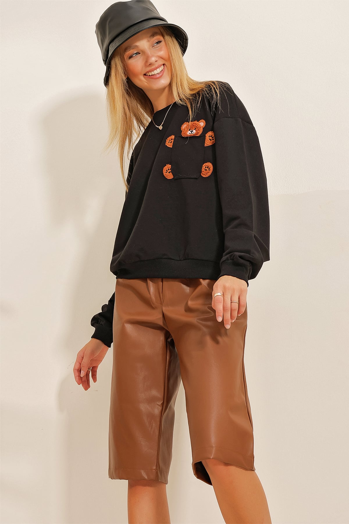 Bisiklet Yaka Ayıcık Nakışlı Cepli Sweatshirt - Siyah
