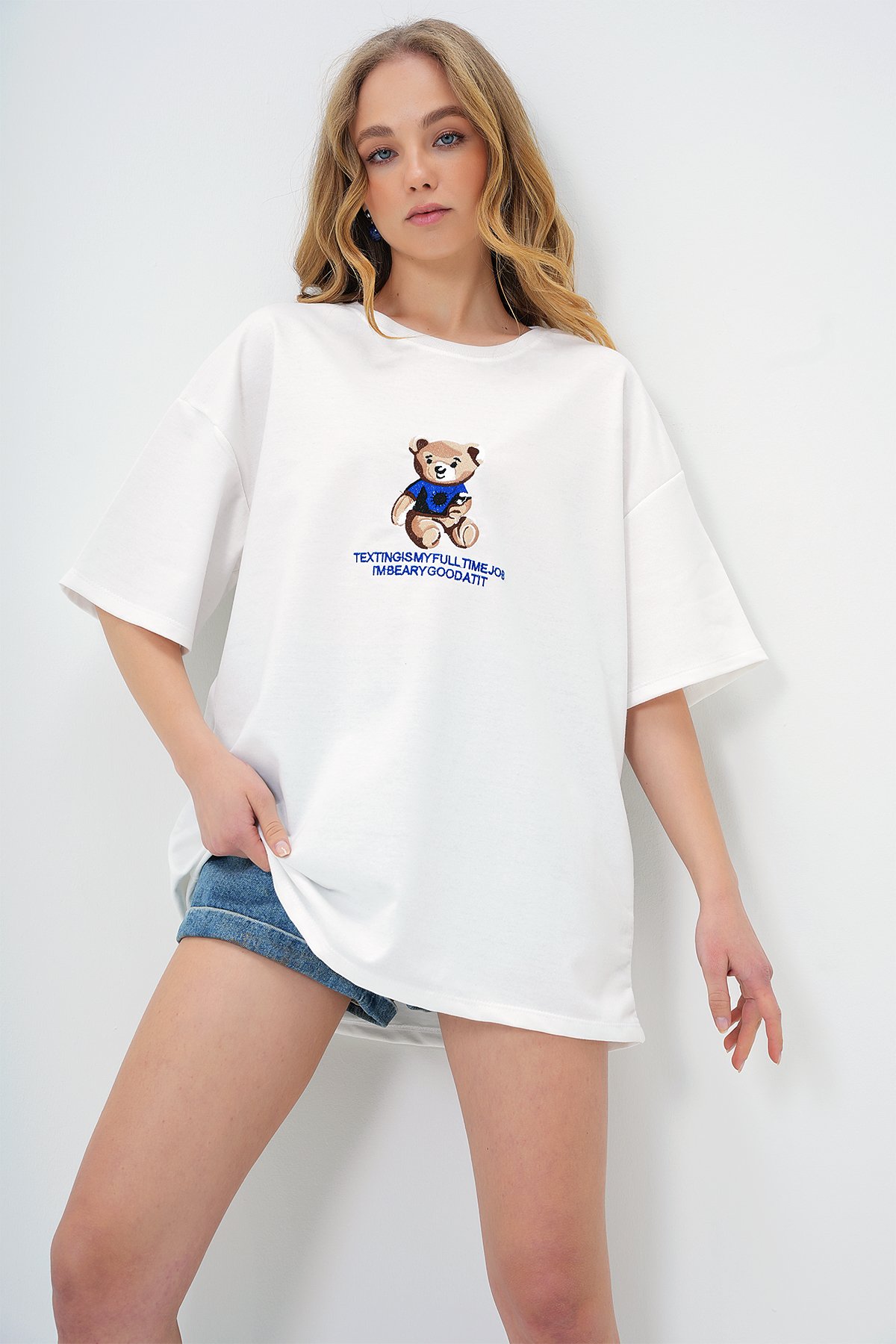 BİSİKLET YAKA AYICIK NAKIŞLI İKİ İPLİK T-SHIRT - BEYAZ
