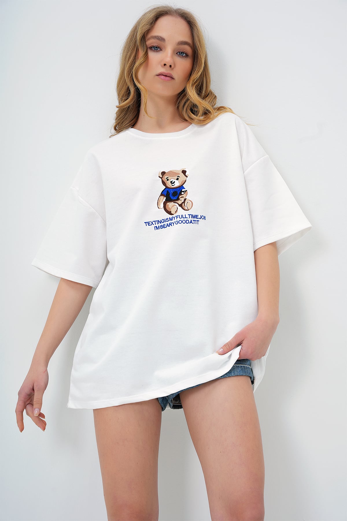 BİSİKLET YAKA AYICIK NAKIŞLI İKİ İPLİK T-SHIRT - BEYAZ
