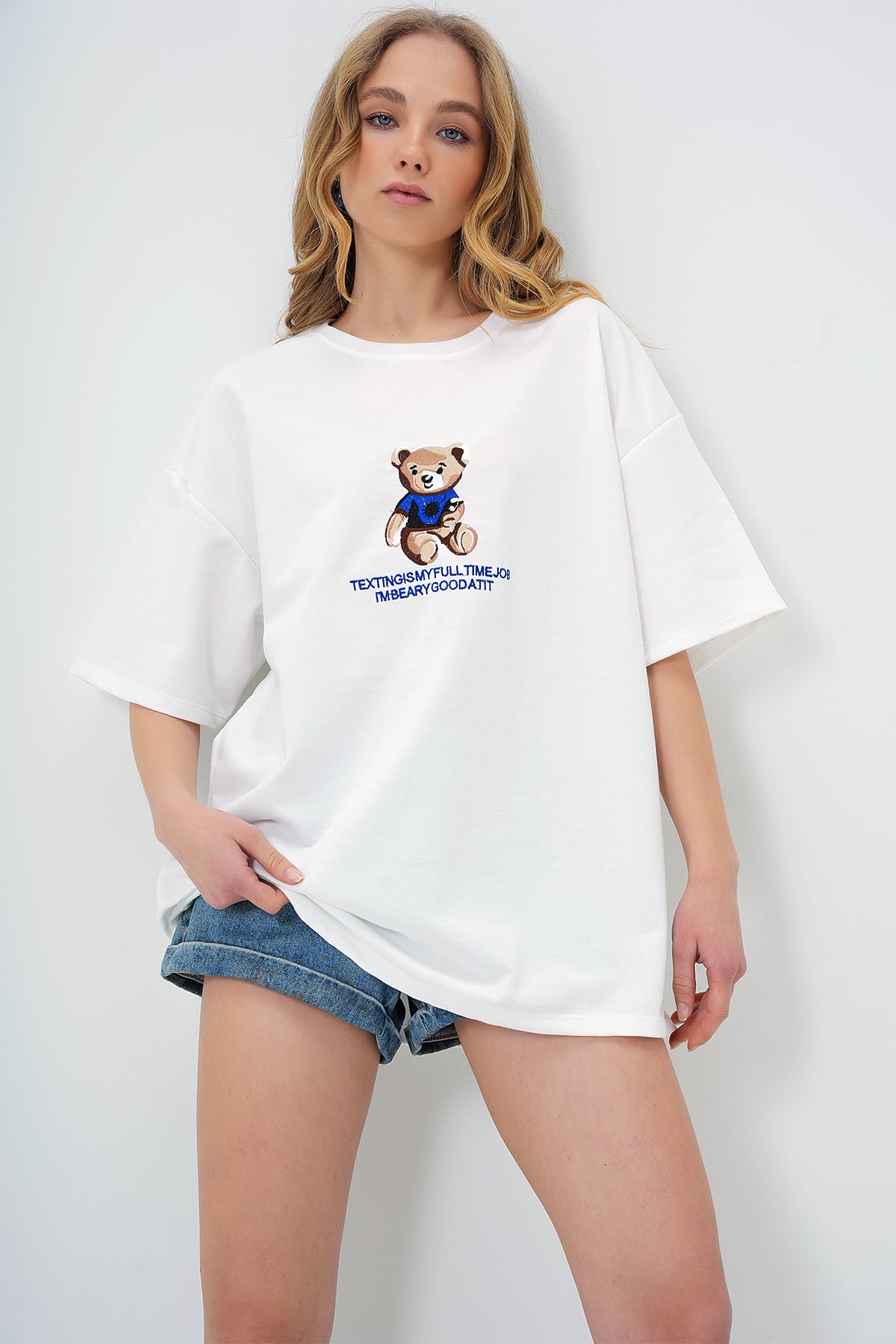 BİSİKLET YAKA AYICIK NAKIŞLI İKİ İPLİK T-SHIRT - BEYAZ