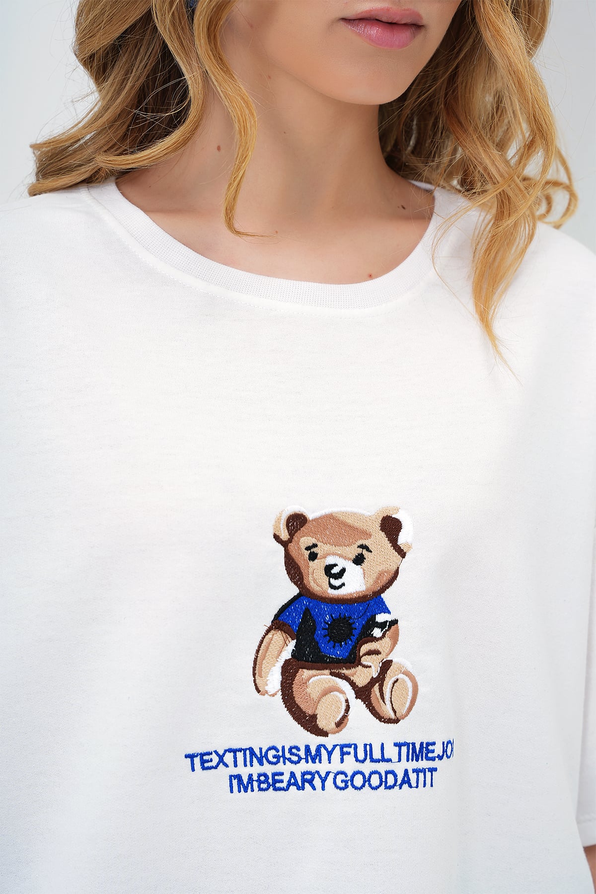 BİSİKLET YAKA AYICIK NAKIŞLI İKİ İPLİK T-SHIRT - BEYAZ