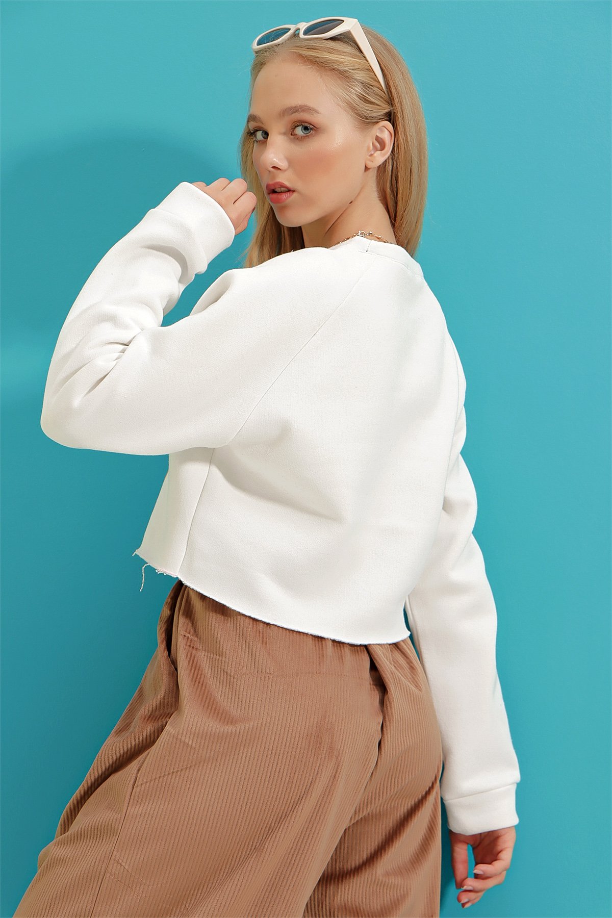 Bisiklet Yaka Baskılı İçi Polarlı Kalın Crop Sweatshirt - Beyaz