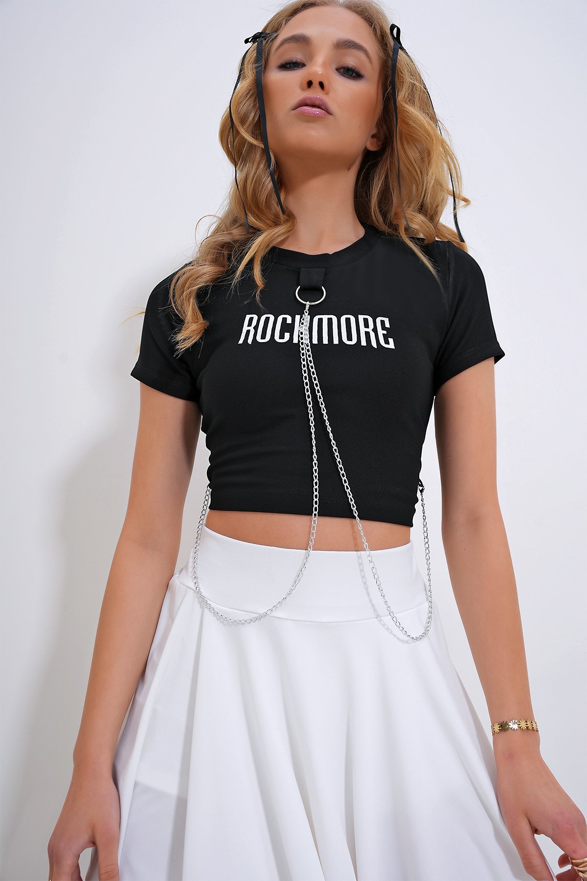 Bisiklet Yaka Baskılı Zincir Detaylı Crop T-Shirt - Siyah
