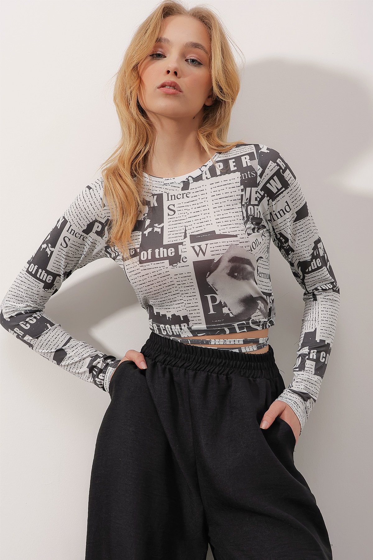 Bisiklet Yaka Beli Bağcıklı Dijital Baskılı Crop Sandy Bluz - Siyah