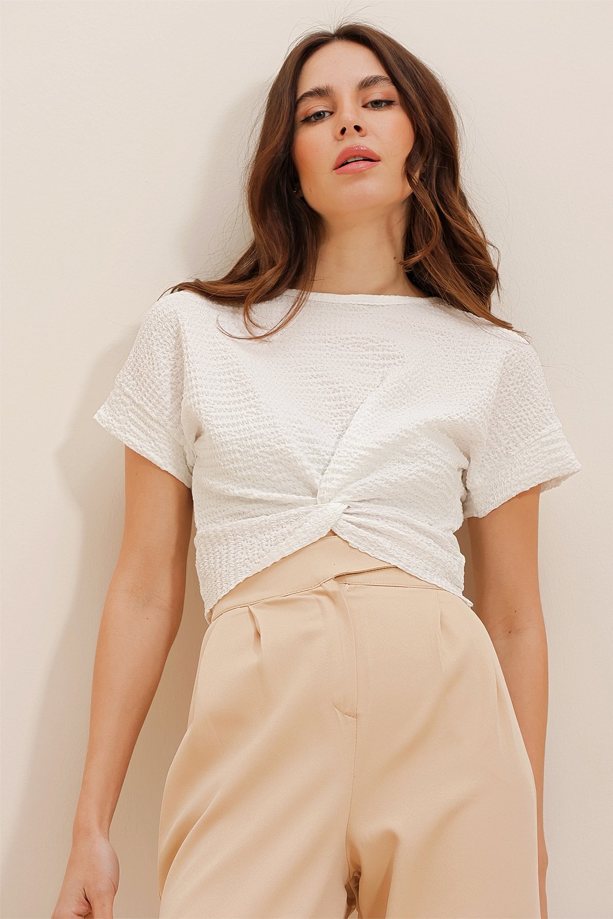 Bisiklet Yaka Beli Düğümlü Gofre Crop Bluz - Beyaz