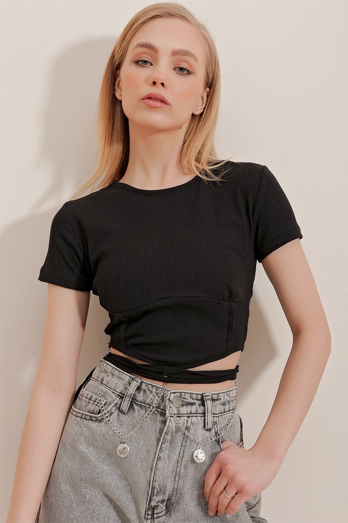 Bisiklet Yaka Beli Zincir Detaylı Crop Bluz - Siyah