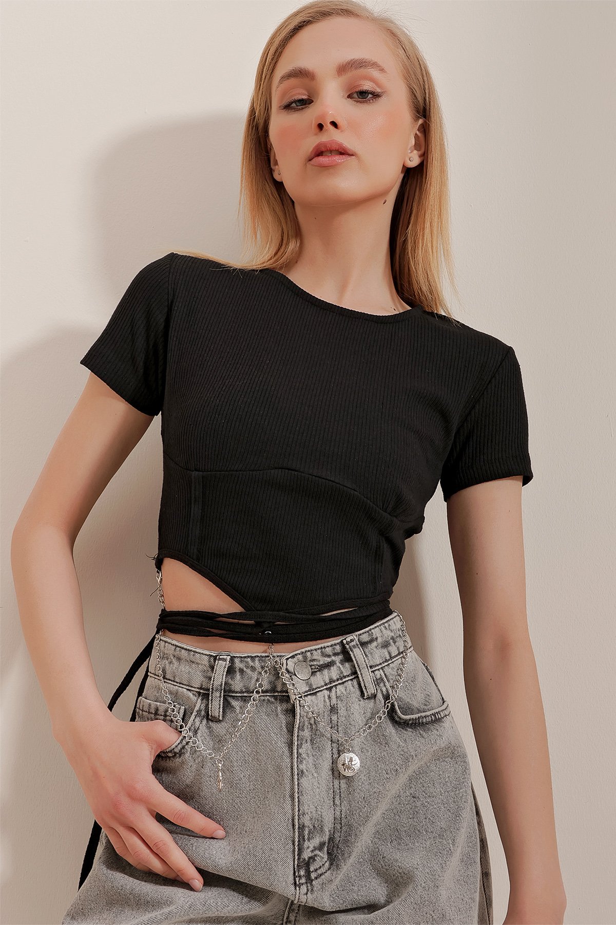Bisiklet Yaka Beli Zincir Detaylı Crop Bluz - Siyah