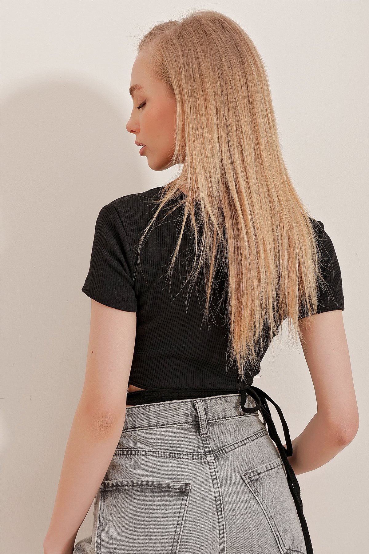 Bisiklet Yaka Beli Zincir Detaylı Crop Bluz - Siyah