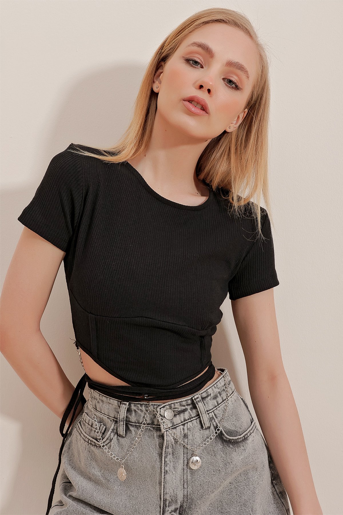 Bisiklet Yaka Beli Zincir Detaylı Crop Bluz - Siyah