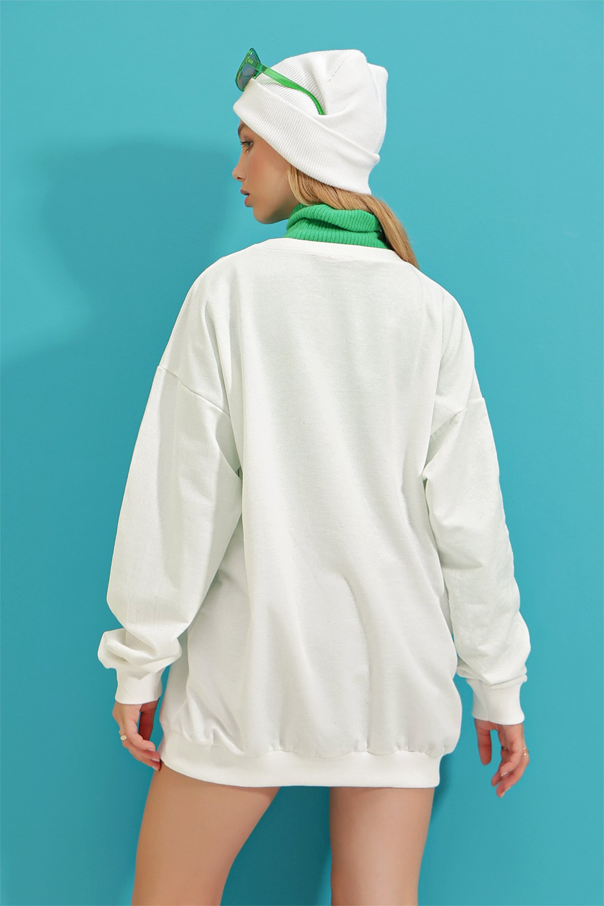 Bisiklet Yaka Biyeli Önü Nakışlı Oversize Sweatshirt - Beyaz