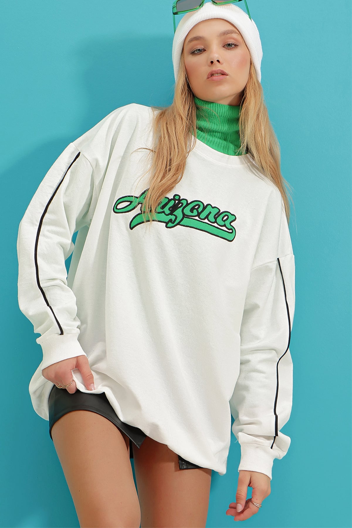 Bisiklet Yaka Biyeli Önü Nakışlı Oversize Sweatshirt - Beyaz