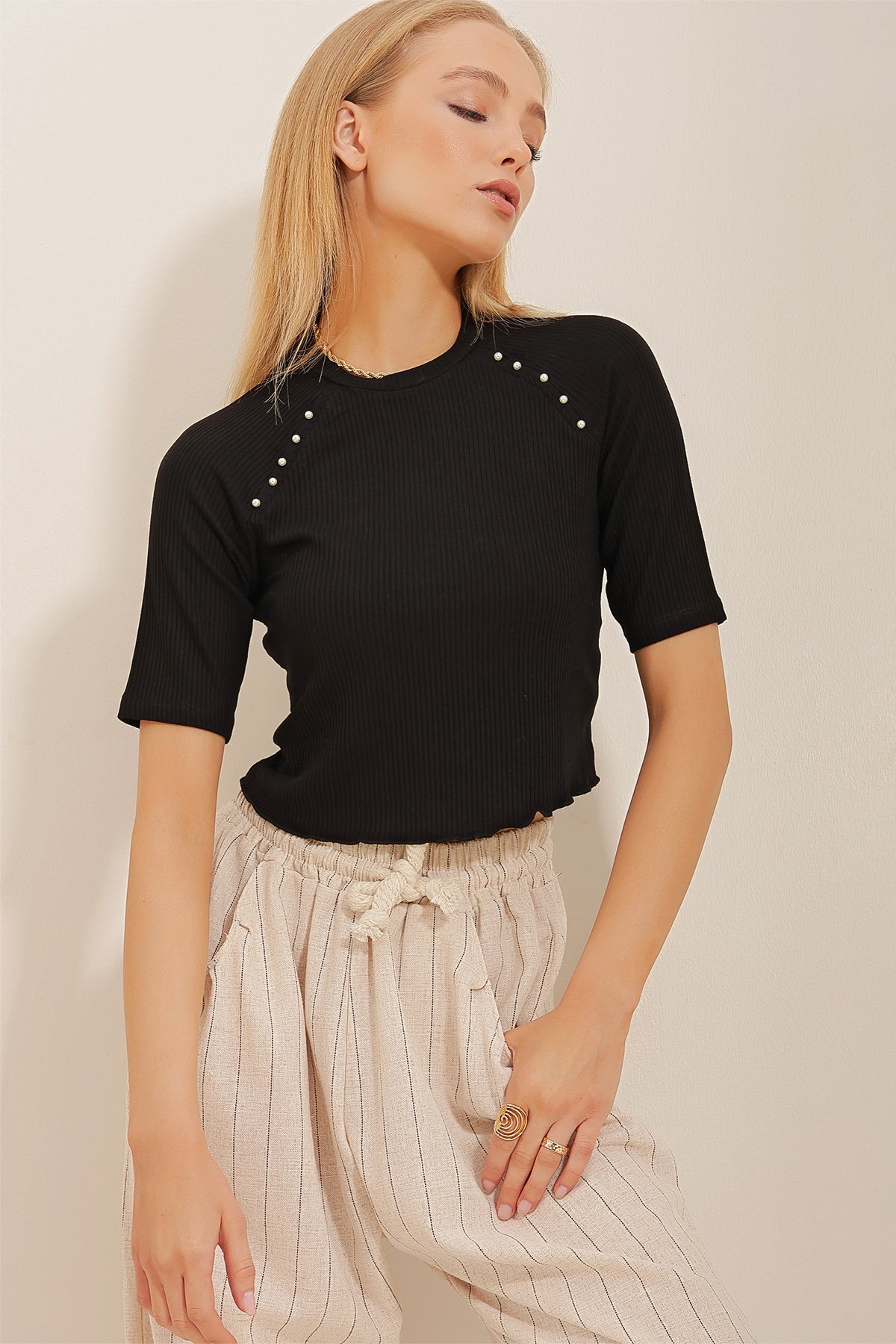 Bisiklet Yaka Boncuk İşlemeli Crop Bluz - Siyah