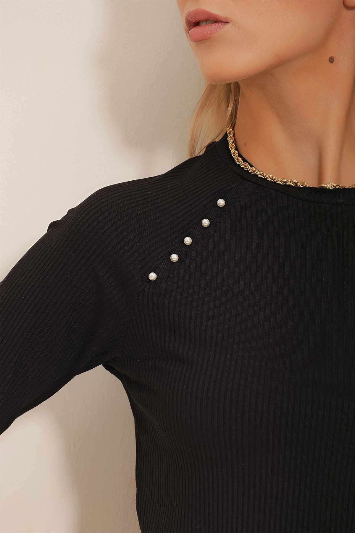 Bisiklet Yaka Boncuk İşlemeli Crop Bluz - Siyah
