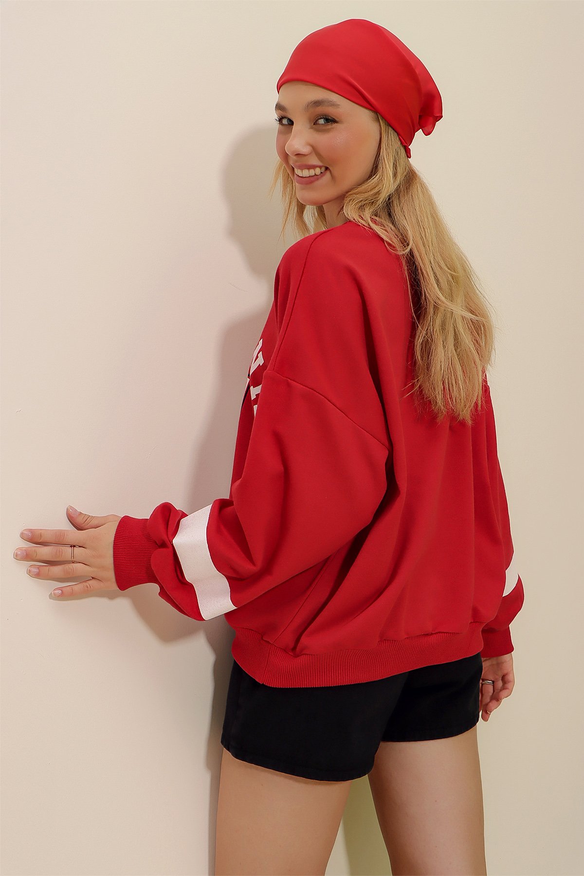 Bisiklet Yaka California Baskılı Kolu Şeritli Sweatshirt - Kırmızı