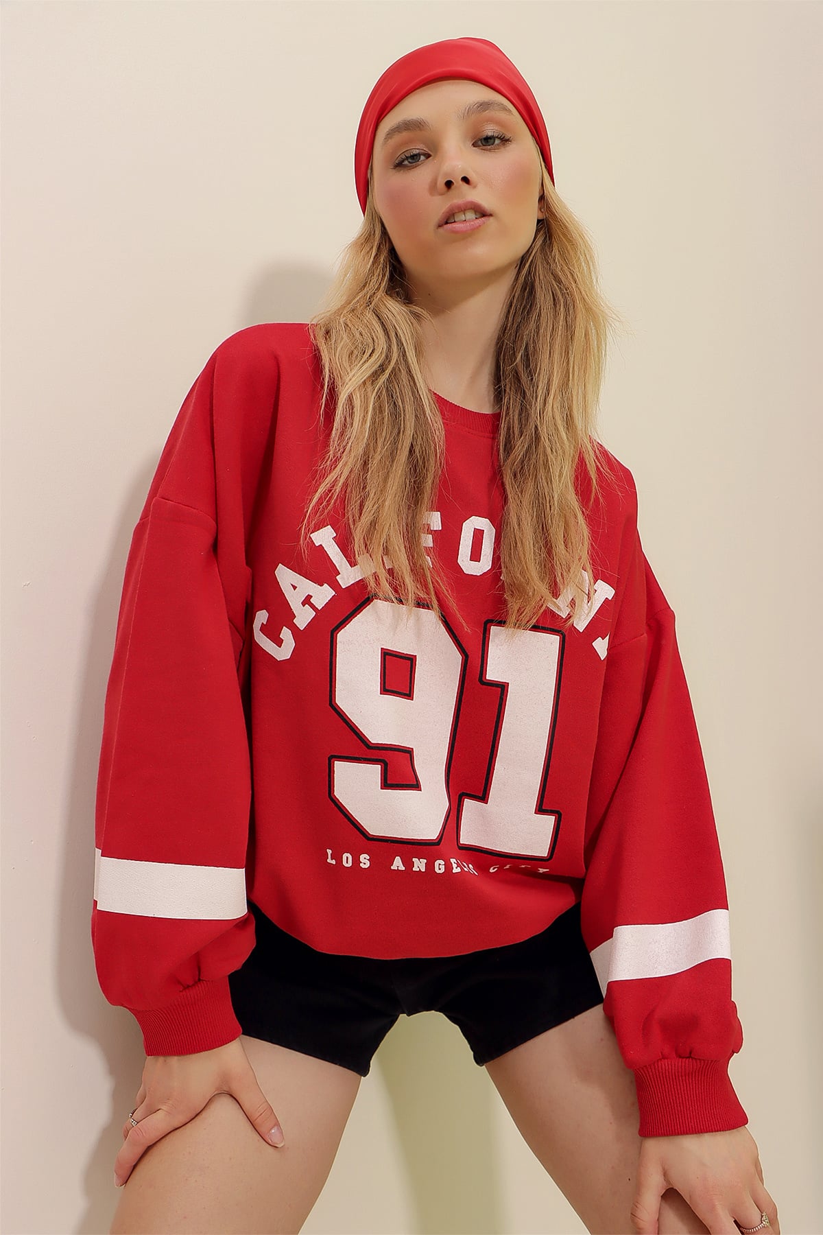 Bisiklet Yaka California Baskılı Kolu Şeritli Sweatshirt - Kırmızı