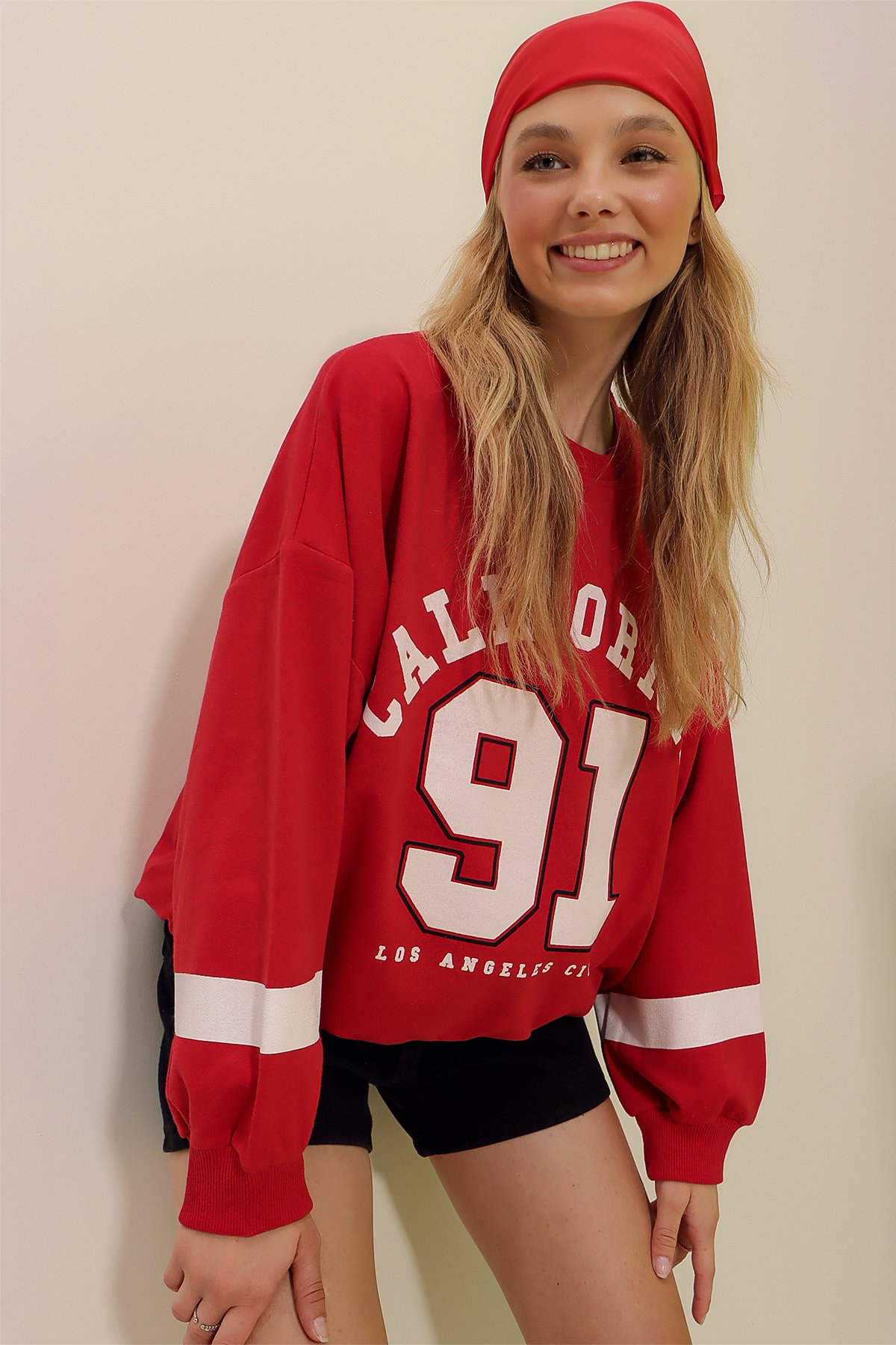 Bisiklet Yaka California Baskılı Kolu Şeritli Sweatshirt - Kırmızı
