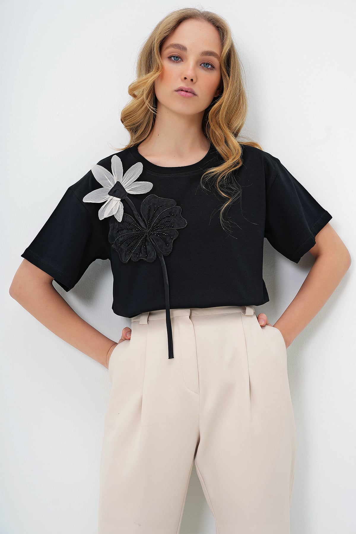 BİSİKLET YAKA ÇİÇEK MOTİFLİ ORGANZE PAMUK T-SHIRT - SİYAH