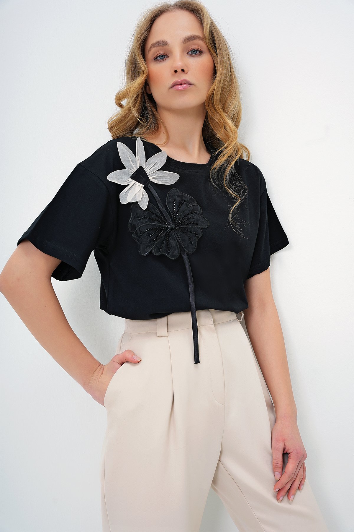 BİSİKLET YAKA ÇİÇEK MOTİFLİ ORGANZE PAMUK T-SHIRT - SİYAH